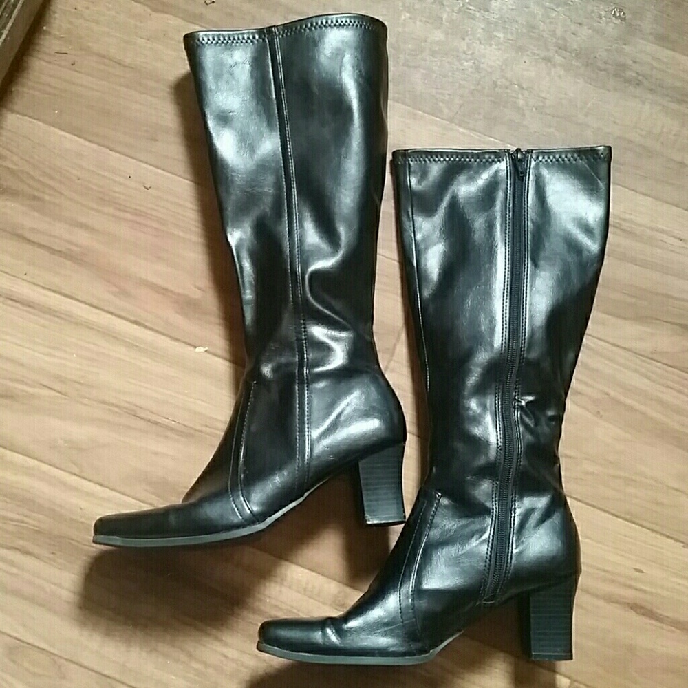 Black PREDICTIONS waterproof boots, size 6.5